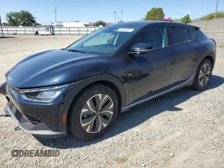 2024 Kia EV6 Light Long Range z VIN KNDC34LA4R5220287, wystawiony jako Copart lot #52920625 z przebiegiem 6 106 mil mil oraz Szkoda całkowita • Salvage title. Historia ofert i sprzedaży dostępna na DreamBid. Obrazek 1.