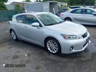 2012 Lexus CT 200h z VIN JTHKD5BH3C2104986, wystawiony jako IAAI lot #42730437 z przebiegiem 132 125 mil mil oraz . Historia ofert i sprzedaży dostępna na DreamBid. Obrazek 1.