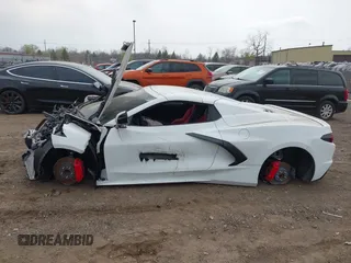 2023 Chevrolet Corvette 1LT z VIN 1G1YA3D48P5111528, wystawiony jako IAAI lot #41932326 z przebiegiem Nie podano mil oraz . Historia ofert i sprzedaży dostępna na DreamBid. Obrazek 13.