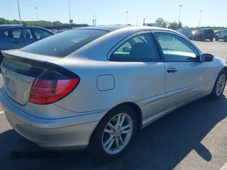 2003 Mercedes-Benz C 230 Kompressor z VIN WDBRN40J73A485209, wystawiony jako IAAI lot #42304130 z przebiegiem 66 209 mil mil oraz . Historia ofert i sprzedaży dostępna na DreamBid. Obrazek 4.