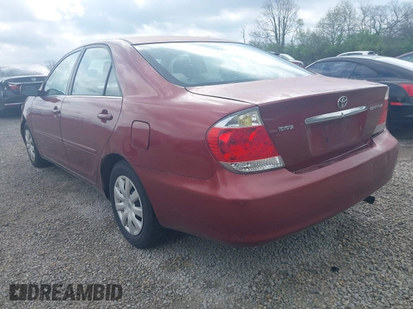 2005 Toyota Camry STD z VIN 4T1BE32K75U102935, wystawiony jako IAAI lot #42070646 z przebiegiem 298 125 mil mil oraz . Historia ofert i sprzedaży dostępna na DreamBid. Obrazek 3.