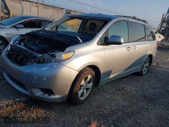 2014 Toyota Sienna LE AAS z VIN 5TDKK3DC8ES433739, wystawiony jako IAAI lot #42680907 z przebiegiem 188 589 mil mil oraz . Historia ofert i sprzedaży dostępna na DreamBid. Obrazek 20.