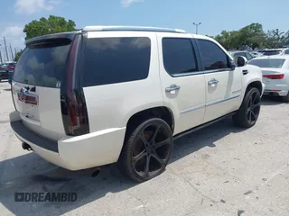 2007 Cadillac Escalade z VIN 1GYEC63877R303276, wystawiony jako IAAI lot #42230368 z przebiegiem 124 303 mil mil oraz . Historia ofert i sprzedaży dostępna na DreamBid. Obrazek 4.