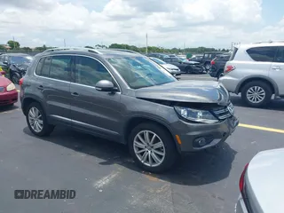 2013 Volkswagen Tiguan S z VIN WVGAV3AX4DW588227, wystawiony jako IAAI lot #42371928 z przebiegiem 132 239 mil mil oraz . Historia ofert i sprzedaży dostępna na DreamBid. Obrazek 1.