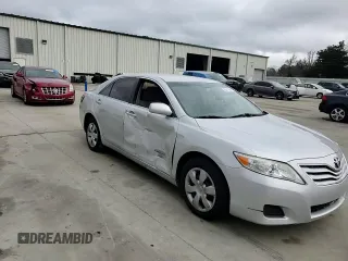 2010 Toyota Camry z VIN 4T1BF3EK2AU103008, wystawiony jako Copart lot #85611864 z przebiegiem 97 116 mil mil oraz Szkoda całkowita • Salvage title. Historia ofert i sprzedaży dostępna na DreamBid. Obrazek 10.