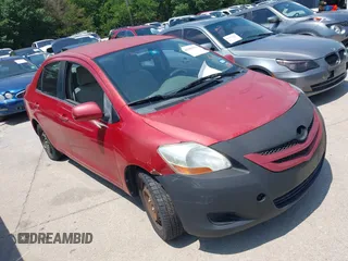 2009 Toyota Yaris z VIN JTDBT903791320843, wystawiony jako IAAI lot #42390510 z przebiegiem 331 439 mil mil oraz . Historia ofert i sprzedaży dostępna na DreamBid. Obrazek 1.
