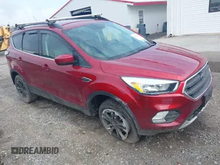 2018 Ford Escape SE z VIN 1FMCU9GD5JUD40586, wystawiony jako IAAI lot #42102700 z przebiegiem 97 722 mil mil oraz . Historia ofert i sprzedaży dostępna na DreamBid. Obrazek 1.