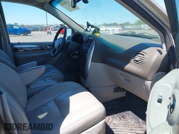 2005 Chrysler Town & Country Limited with VIN 2C8GP64L55R199737, listed as a IAAI auction lot 42196476 with 178,823 mi miles. Bid and sale history available at carsss.com. Image 5.