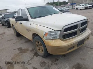 2019 Ram 1500 Express z VIN 1C6RR7FT5KS726409, wystawiony jako IAAI lot #41837904 z przebiegiem 151 673 mil mil oraz . Historia ofert i sprzedaży dostępna na DreamBid. Obrazek 1.