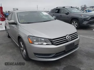 2014 Volkswagen Passat SE z VIN 1VWBT7A30EC056783, wystawiony jako IAAI lot #42024248 z przebiegiem 204 460 mil mil oraz . Historia ofert i sprzedaży dostępna na DreamBid. Obrazek 1.