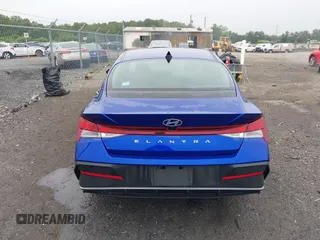 2024 Hyundai Elantra SEL z VIN KMHLM4DG2RU749447, wystawiony jako IAAI lot #42603791 z przebiegiem 9 904 mil mil oraz . Historia ofert i sprzedaży dostępna na DreamBid. Obrazek 17.