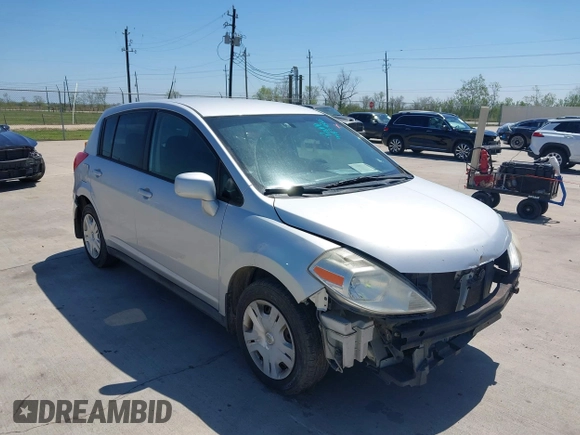 2010 Nissan Versa S z VIN 3N1BC1CP7AL433675, wystawiony jako IAAI lot #41879386 z przebiegiem 219 794 mil mil oraz . Historia ofert i sprzedaży dostępna na DreamBid. Obrazek 1.