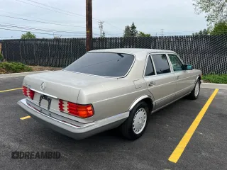 1989 Mercedes-Benz 560 z VIN WDBCA39E8KA462974, wystawiony jako Copart lot #58276215 z przebiegiem 138 064 mil mil oraz Tytuł czysty. Historia ofert i sprzedaży dostępna na DreamBid. Obrazek 4.