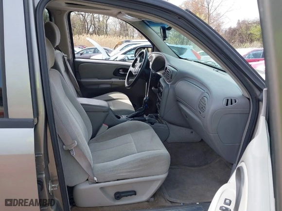 2005 Chevrolet TrailBlazer LT with VIN 1GNDT13S952275929, listed as a IAAI auction lot 41940780 with 172,345 mi miles. Bid and sale history available at carsss.com. Image 5.