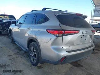 2022 Toyota Highlander XLE with VIN 5TDGZRBH1NS568368, listed as a IAAI auction lot 41666106 with 80,709 mi miles. Bid and sale history available at carsss.com. Image 3.