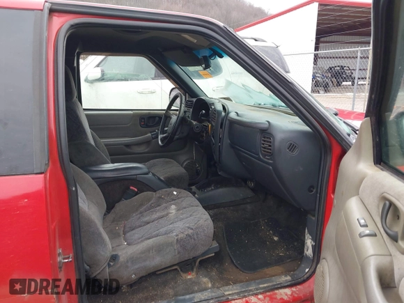 2002 GMC Sonoma SLS with VIN 1GTDT19WX28106238, listed as a IAAI auction lot 41559054 with 247,226 mi miles. Bid and sale history available at carsss.com. Image 5.
