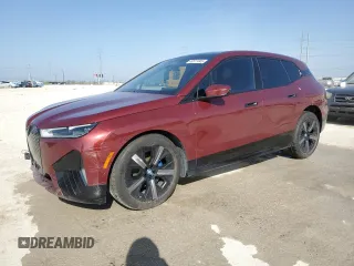 2024 BMW iX xDrive50 z VIN WB523CF06RCN03726, wystawiony jako Copart lot #48911045 z przebiegiem 38 051 mil mil oraz Szkody całkowita. Historia ofert i sprzedaży dostępna na DreamBid. Obrazek 1.