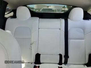 2022 Tesla Model Y Performance z VIN 7SAYGDEF6NF397082, wystawiony jako Copart lot #55823435 z przebiegiem Nie podano mil oraz Szkoda całkowita • Salvage title. Historia ofert i sprzedaży dostępna na DreamBid. Obrazek 10.