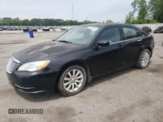2014 Chrysler 200 Touring z VIN 1C3CCBBBXEN158939, wystawiony jako Copart lot #54404935 z przebiegiem 154 752 mil mil oraz Czysty tytuł • Clean title. Historia ofert i sprzedaży dostępna na DreamBid. Obrazek 1.
