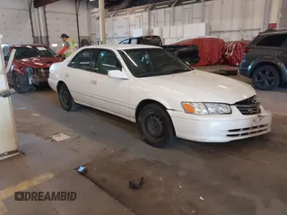 2000 Toyota Camry CE z VIN 4T1BG22K3YU741936, wystawiony jako IAAI lot #42184673 z przebiegiem 251 383 mil mil oraz . Historia ofert i sprzedaży dostępna na DreamBid. Obrazek 1.