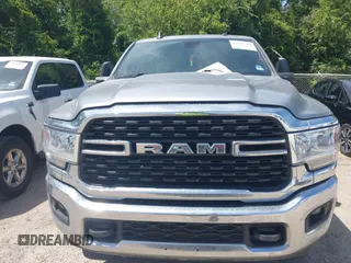 2024 Ram 2500 Big Horn z VIN 3C6UR5DL9RG246005, wystawiony jako IAAI lot #42849768 z przebiegiem 48 843 mil mil oraz . Historia ofert i sprzedaży dostępna na DreamBid. Obrazek 6.