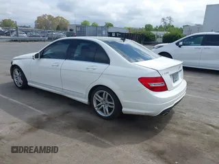 2014 Mercedes-Benz C 300 Sport z VIN WDDGF8AB0EA941628, wystawiony jako IAAI lot #41907802 z przebiegiem 88 812 mil mil oraz . Historia ofert i sprzedaży dostępna na DreamBid. Obrazek 3.