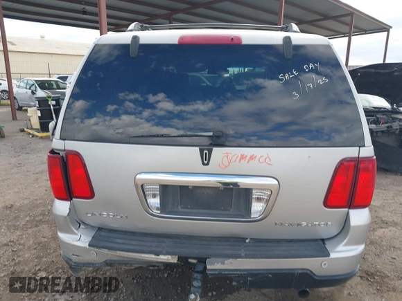 2005 Lincoln Navigator Luxury with VIN 5LMFU27505LJ20083, listed as a IAAI auction lot 41788861 with 258,971 mi miles. Bid and sale history available at carsss.com. Image 17.