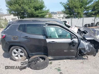 2019 Jeep Compass Latitude z VIN 3C4NJDBB5KT660906, wystawiony jako IAAI lot #42109583 z przebiegiem Nie podano mil oraz . Historia ofert i sprzedaży dostępna na DreamBid. Obrazek 13.