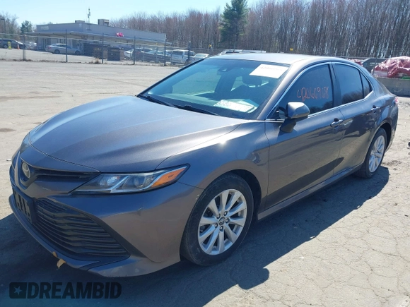 2019 Toyota Camry LE z VIN 4T1B11HK9KU245615, wystawiony jako IAAI lot #42066968 z przebiegiem 130 042 mil mil oraz . Historia ofert i sprzedaży dostępna na DreamBid. Obrazek 2.