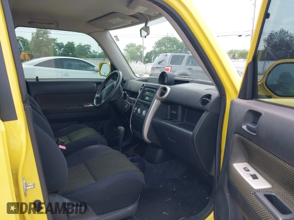 2005 Scion xB z VIN JTLKT324254015802, wystawiony jako IAAI lot #42416705 z przebiegiem 225 063 mil mil oraz . Historia ofert i sprzedaży dostępna na DreamBid. Obrazek 5.