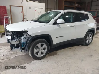 2020 Jeep Compass Altitude z VIN 3C4NJDBB6LT252156, wystawiony jako IAAI lot #42507699 z przebiegiem 47 261 mil mil oraz . Historia ofert i sprzedaży dostępna na DreamBid. Obrazek 4.