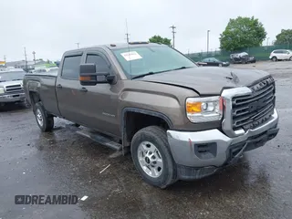 2015 GMC Sierra 2500HD z VIN 1GT12XEG9FF518367, wystawiony jako IAAI lot #42263622 z przebiegiem 160 399 mil mil oraz . Historia ofert i sprzedaży dostępna na DreamBid. Obrazek 1.