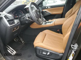 2023 BMW X6 xDrive40i z VIN 5UXCY6C03P9P48220, wystawiony jako Copart lot #51660845 z przebiegiem 24 947 mil mil oraz Szkoda całkowita • Salvage title. Historia ofert i sprzedaży dostępna na DreamBid. Obrazek 7.