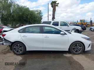 2024 Kia Forte LXS z VIN 3KPF24AD3RE819344, wystawiony jako IAAI lot #42247582 z przebiegiem 5 678 mil mil oraz . Historia ofert i sprzedaży dostępna na DreamBid. Obrazek 14.