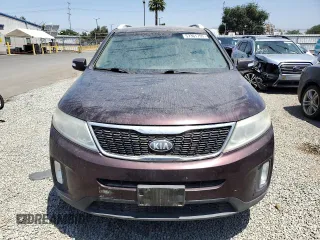 2014 Kia Sorento LX z VIN 5XYKT4A63EG434490, wystawiony jako Copart lot #57361795 z przebiegiem 146 278 mil mil oraz Czysty tytuł • Clean title. Historia ofert i sprzedaży dostępna na DreamBid. Obrazek 5.