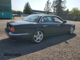 2004 Jaguar XJ R z VIN SAJWA73B44TG20291, wystawiony jako Copart lot #54452375 z przebiegiem 148 491 mil mil oraz Czysty tytuł • Clean title. Historia ofert i sprzedaży dostępna na DreamBid. Obrazek 3.