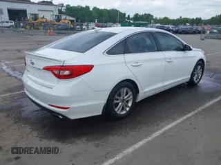 2017 Hyundai Sonata SE z VIN 5NPE24AF7HH556136, wystawiony jako IAAI lot #42134580 z przebiegiem 64 333 mil mil oraz . Historia ofert i sprzedaży dostępna na DreamBid. Obrazek 4.