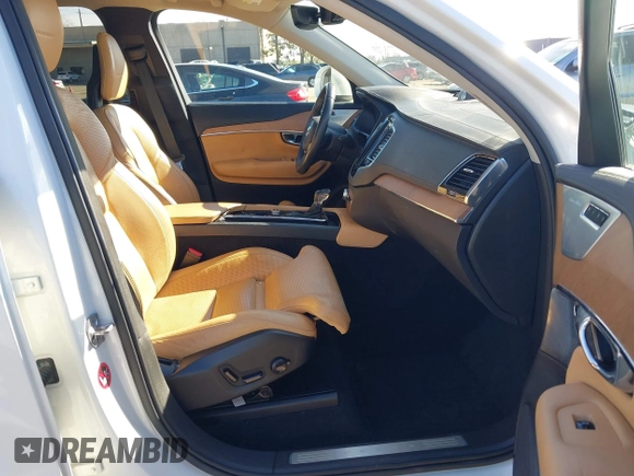 2016 Volvo XC90 T6 Inscription with VIN YV4A22PL1G1036985, listed as a IAAI auction lot 41698124 with 88,578 mi miles. Bid and sale history available at carsss.com. Image 5.