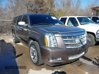 2011 Cadillac Escalade ESV Platinum Edition z VIN 1GYS4KEFXBR253776, wystawiony jako IAAI lot #41292093 z przebiegiem 290 220 mil mil oraz . Historia ofert i sprzedaży dostępna na DreamBid. Obrazek 1.
