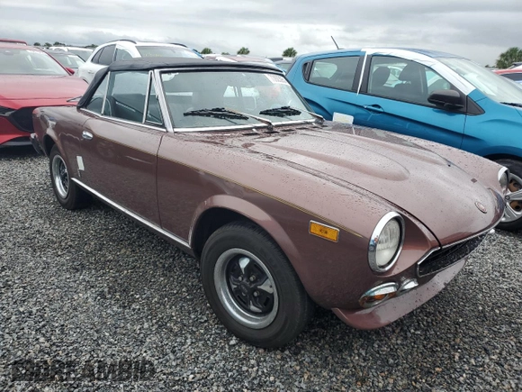 1979 FIAT 124 Spider z VIN 124CS20146682, wystawiony jako Copart lot #73923954 z przebiegiem 83 258 mil mil oraz Szkoda całkowita • Salvage title. Historia ofert i sprzedaży dostępna na DreamBid. Obrazek 4.