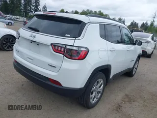 2024 Jeep Compass Latitude with VIN 3C4NJDBN7RT118288, listed as a IAAI auction lot 42130731 with 25,728 mi miles and . Bid and sale history available at carsss.com. Image 4.
