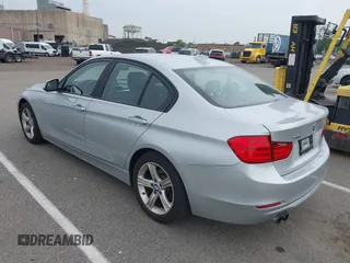 2013 BMW 3 Series 328i xDrive z VIN WBA3B5C56DF596873, wystawiony jako IAAI lot #42504933 z przebiegiem 113 918 mil mil oraz . Historia ofert i sprzedaży dostępna na DreamBid. Obrazek 3.