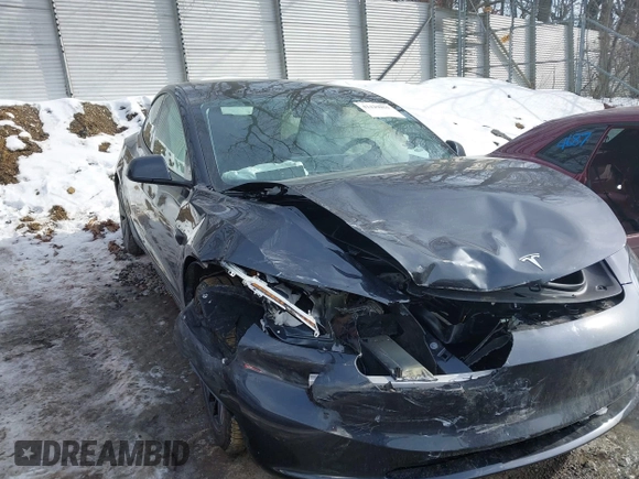 2025 Tesla Model 3 Long Range z VIN 5YJ3E1EB5SF880681, wystawiony jako IAAI lot #41429855 z przebiegiem 747 mil mil oraz . Historia ofert i sprzedaży dostępna na DreamBid. Obrazek 6.