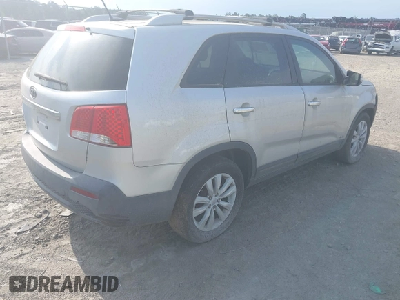2011 Kia Sorento LX with VIN 5XYKTDA29BG066339, listed as a IAAI auction lot 42095946 with 231,849 mi miles. Bid and sale history available at carsss.com. Image 4.