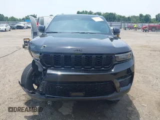 2023 Jeep Grand Cherokee Laredo z VIN 1C4RJGAG7PC648078, wystawiony jako IAAI lot #42474047 z przebiegiem 25 663 mil mil oraz . Historia ofert i sprzedaży dostępna na DreamBid. Obrazek 13.