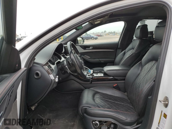 2017 Audi S8 z VIN WUAJ5AFD8HN901401, wystawiony jako Copart lot #77734973 z przebiegiem 133 780 mil mil oraz . Historia ofert i sprzedaży dostępna na DreamBid. Obrazek 7.