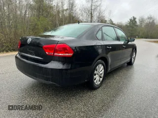 2013 Volkswagen Passat S z VIN 1VWAP7A37DC091531, wystawiony jako Copart lot #56255445 z przebiegiem 135 917 mil mil oraz Czysty tytuł • Clean title. Historia ofert i sprzedaży dostępna na DreamBid. Obrazek 4.