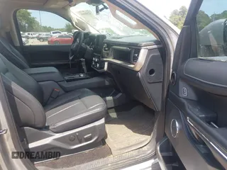 2022 Ford Expedition XLT z VIN 1FMJU1HTXNEA49452, wystawiony jako IAAI lot #41981687 z przebiegiem 42 396 mil mil oraz . Historia ofert i sprzedaży dostępna na DreamBid. Obrazek 5.
