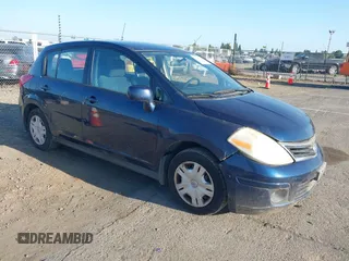 2012 Nissan Versa S z VIN 3N1BC1CP2CK231819, wystawiony jako IAAI lot #42328132 z przebiegiem 242 233 mil mil oraz . Historia ofert i sprzedaży dostępna na DreamBid. Obrazek 1.