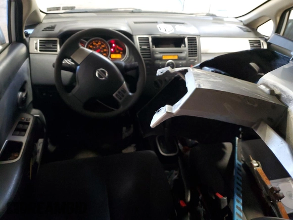 2009 Nissan Versa SL z VIN 3N1BC13E99L372095, wystawiony jako Copart lot #53188755 z przebiegiem 227 475 mil mil oraz Szkoda całkowita • Salvage title. Historia ofert i sprzedaży dostępna na DreamBid. Obrazek 8.